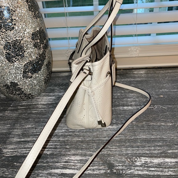 Leather Coach crossbody with removable shoulder strap and inside zip pocket. - Picture 5 of 12